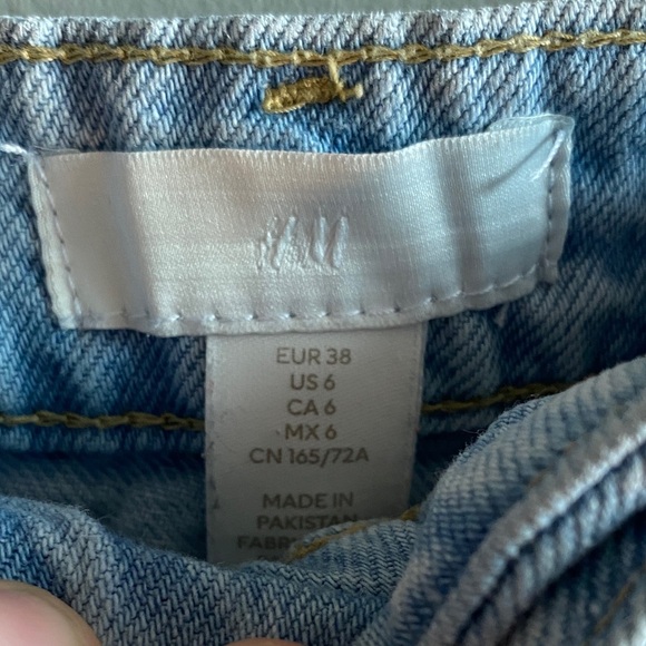 H&M Light Wash Distressed Denim Shorts (Size 6) - Picture 2 of 6